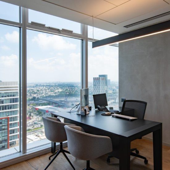 שולחן מנהל MAHIA, כסא ארגונומי BROKER, כסאות אורח DECO