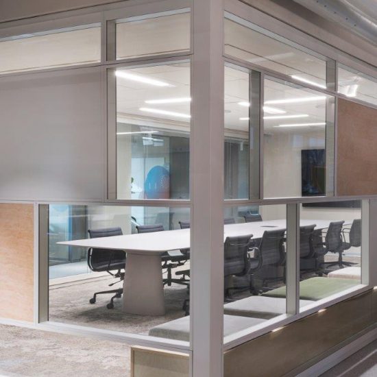 שולחן ישיבות ESSENS, כסאות GALLERY