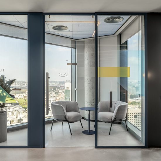 כורסת GARLIC,שולחן NUMI