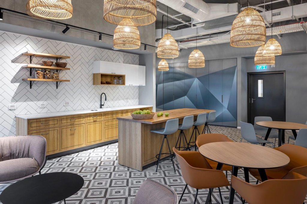 כסאות קפיטריה TAIA, שולחנות קפיטריה ALFRESCO, כסאות בר VARYA