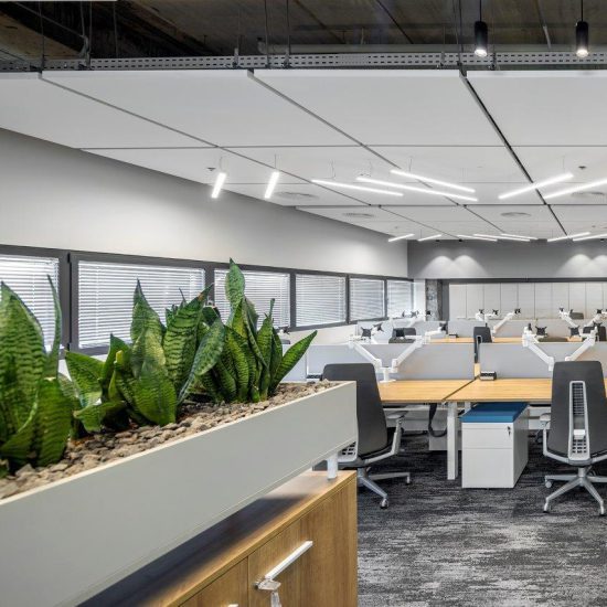 שולחנות חשמליים LYFT, כסאות FERN, יח' מגירות