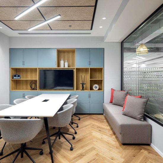 שולחן ישיבות ALFRESCO, כסאות DECO