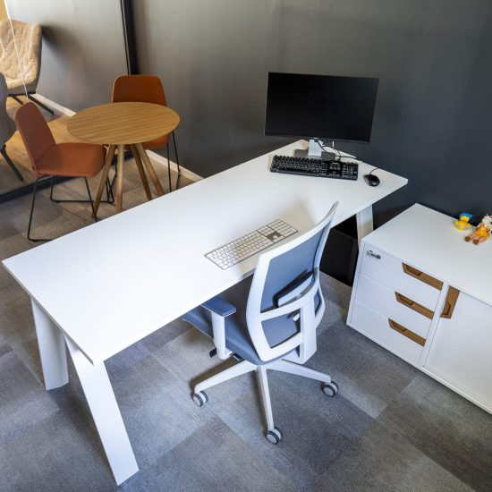 כסא BROKER GREY, שולחן וארונית ECO