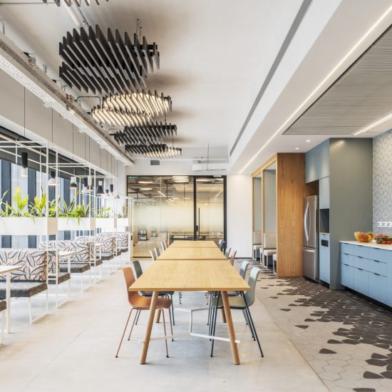 שולחנות קפיטריה RECORD, כסאות VARYA