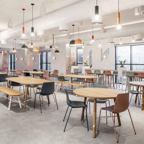 שולחנות קפיטריה RECORD, ספסל RECORD, כסאות VARYA