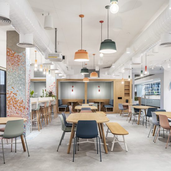 שולחנות קפיטריה RECORD, ספסל RECORD, כסאות VARYA