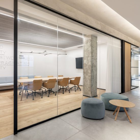 פוף דגם OPAL, שולחן קפה STIK, שולחן ישיבות ECO MIX, כסאות NEO