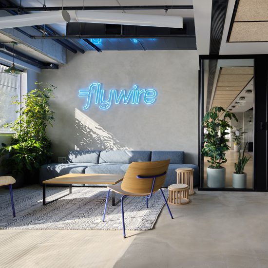 בתמונה כורסת דגם ENTROPY וכסאות T-TAU מפרויקט FLYWIRE