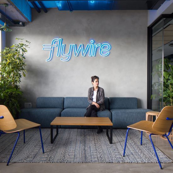 בתמונה כורסת דגם ENTROPY וכסאות T-TAUמפרויקט FLYWIRE